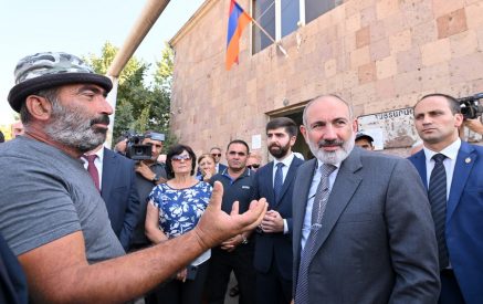 Արարատի մարզում վարչապետ Փաշինյանն ունեցել է մի շարք չնախատեսված կանգառներ, որոնց ընթացքում զրուցել է բնակիչների հետ՝ ծանոթացել խնդիրներին
