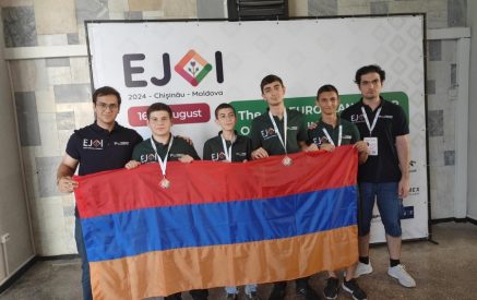 2 բրոնզե մեդալ՝ Եվրոպայի ինֆորմատիկայի պատանեկան 8-րդ օլիմպիադայից