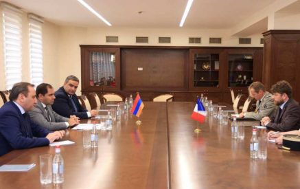 Պապիկյանը և դեսպան Դըկոտինյին քննարկել են զինված ուժերում բարեփոխումներին ու Ֆրանսիայի հետ համագործակցությանն առնչվող հարցեր