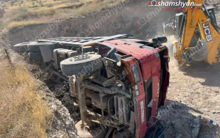 Հողով և քարով բարձված բեռնատարը Կոտայքի մարզում կողաշրջվել է, հայտնվել շինության համար նախատեսված փոսում. կա վիրավոր. Shamshyan.com