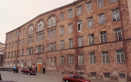 «Փոսի» դպրոցում դասեր չկան, փորձում են պարզել՝ ցնցումների պատճառը հարակից շինարարությունն է, թե դպրոցի վթարայնությունը