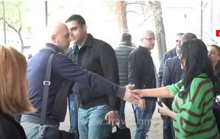 «Տեսնում եք, չէ՞, մարդ իր ընկերոջը ոչ կարող է բարեւել, ոչ համբուրել, օդային համբույրն էլ Դոլմազյանն արգելել է, ասում է՝ ալտերնատիվ տարբերակներ գտեք»