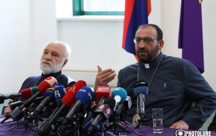 Եկեղեցին չի հրաժարվել իր դիրքորոշումներից եւ լոյալություն չի դրսեւորում այն քաղաքական գծի նկատմամբ, որը որդեգրված է իշխանությունների կողմից․ Արշակ սրբազան
