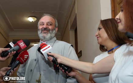 Եթե այդքան տղամարդ է, թող անունները թվարկի, ովքեր են գնացել, խոսել ու ինչ են ասել. Բագրատ սրբազանը՝ Հովիկ Աղազարյանի մասին