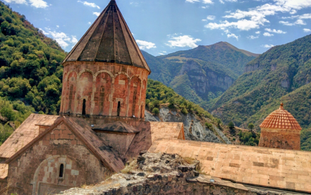 Քարիւղով օծուն գումարներով ֆինանսաւորուած «մասնագէտ»-ներ, իրականութիւնները գիտնալով հանդերձ, կը ստեն ու կը խեղաթիւրեն․ «Հայրենիք»