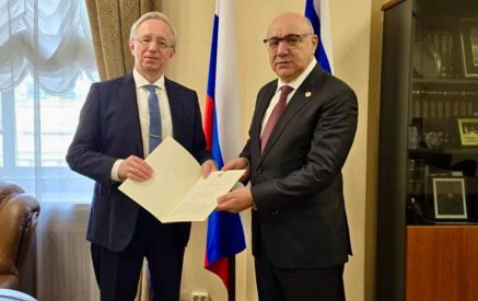 Գուրգեն Արսենյանն իր հավատարմագրերի պատճենը հանձնել է Ռուսաստանի ԱԳ նախարարի տեղակալ Գալուզինին