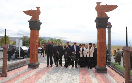 Մեզ հիմա մնում է անդուլ աշխատել, արարել, որ իրենց զոհաբերությանն արժանի լինենք. Շիրակի մարզպետ