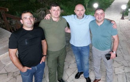 Արմեն Աշոտյանն իր ընտանիքի հետ է, սակայն քաղաքական տեսանկյունից նրա սահմանափակումներն առավել սուր բնույթ են ստացել. Տիգրան Աբրահամյան