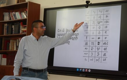 Սեպագիրը կազմված է ներածական մասից, հաղորդվող բուն նյութից և վերջաբան-անեծքից. դասախոսություն՝ նվիրված Վանի թագավորության սեպագրերին