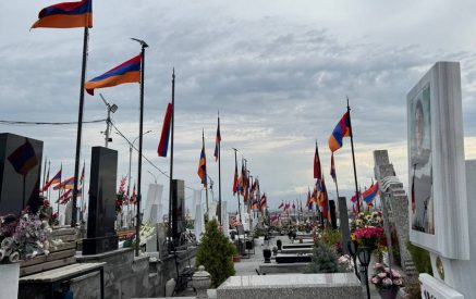 Եռաբլուրում շիրմաքարերից ծաղիկներ գողանալու գործով երեք անձի կալանավորելու միջնորդություն է ներկայացվել
