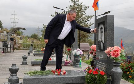 Վանաձորի զինվորական պանթեոնում հարգանքի տուրք 44-օրյա պատերազմի զոհերի հիշատակին