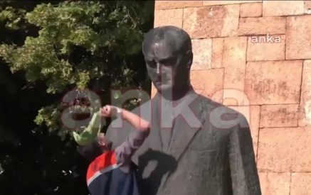 Աթաթուրքի արձանը մաքրելիս «անհարգալից վերաբերմունք» ցուցաբերելու համար 2 հոգի ազատվել է աշխատանքից