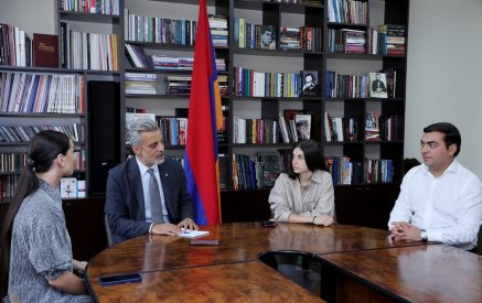 Դանիելյանը «Նոր ալիք 2024»-ում հաղթած երգչուհի Անահիտ Հակոբյանի և երգահան Սյուզաննա Թովմասյան հետ քննարկել է պետություն-մասնավոր հատված համագործակցությանն ուղղված հարցեր