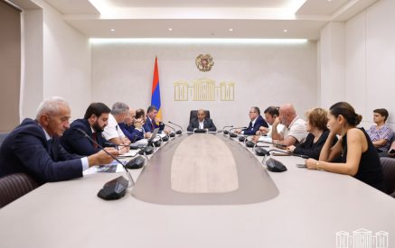 Քննարկման ընթացքում պատգամավորները ծանոթացել են էլեկտրամատակարարման ոլորտի խնդիրներին, խոսել դրանց լուծման ուղիներից