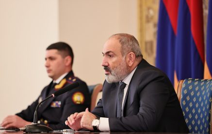 «Հեսա կպարզվի, որ մենք խոսել էլ չգիտենք, որովհետեւ հենց սկսում ենք խոսել, 15-րդ րոպեից աթոռներն առնում ենք ու հագցնում իրար գլխի»․ Փաշինյան