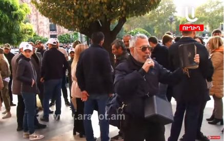 Ի՞նչ վտանգի մասին էր խոսում Կառավարության շենքի մոտ Աստվածաշունչը ձեռքին հայտնված տղամարդը