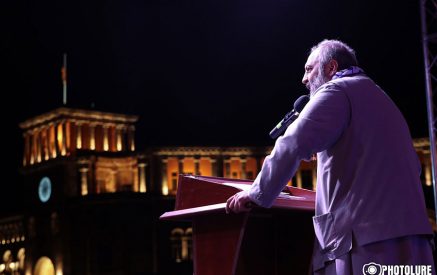 «Դուք՝ քաղաքական գործիչներ, իշխանական կամ ոչ, բա դուք ո՞ւմ եք ծառայում, ի՞նչ տեսակի որակ ունեք, ո՞ւմ պատկերը տեսնելիս եք հարճի պես ուրախանում»