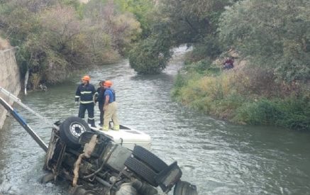Երևան-Մեղրի ավտոճանապարհին բեռնատարն ընկել է Արփա գետը