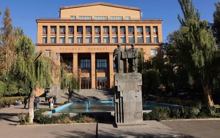 ԵՊՀ աշխատողների հիմնական աշխատավարձի բարձրացումը բուհի զարգացման ռազմավարական ծրագրով սահմանված միջոցառումներից է. Սուրեն Պապիկյան