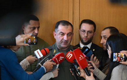 «Ադրբեջանցիները դեռ Ջերմուկում են․ դուք ուզում եք ասել՝ ԳՇ պետը պետք է զենք վերցնի եւ գնա նրանց հանի՞»․ Էդվարդ Ասրյան