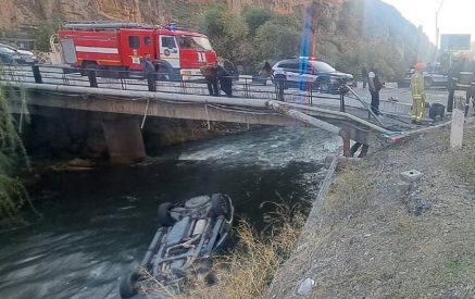 Երևան-Մեղրի ավտոճանապարհին «Nissan»-ը հայտնվել է Արփա գետում