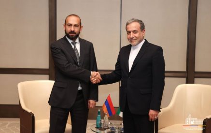 Արարատ Միրզոյանը հանդիպել է Իրանի ԱԳ նախարար Սեյեդ Աբբաս Արաղչիի հետ