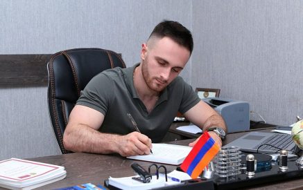 Երեք ոստիկաններ դաժանաբար ծեծի են ենթարկել արցախցի Արա Օհանյանին, ապա հորդորել են ասել, որ վնասվածքները վերջինս ստացել է ընկնելու հետևանքով․ Ռոման Երիցյան