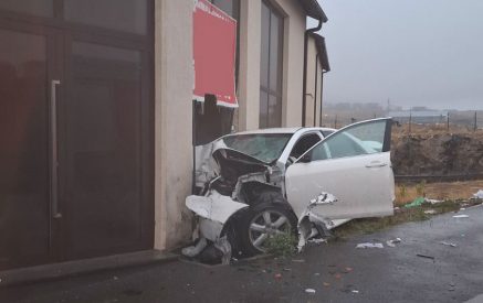 «Toyota» մակնիշի ավտոմեքենան բախվել է չշահագործվող խանութի պատին. կա տուժած և զոհ