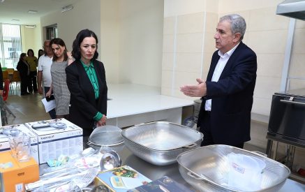 Ժաննա Անդրեասյանը ծանոթացել է նորակառույց դպրոցների՝ ճաշարանային գույքով ապահովման գործընթացին