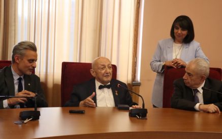 «Աննան շատ հետևողական, լավ իմաստով ինձ հետապնդում է, չկա մի համերգ, որ ներկա չլինի, և իմ կենսագրության ավելի լավ գիտակ է, քան ես». մաեստրո Չեքիջյան