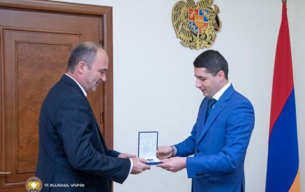 Արգիշտի Քյարամյանը փորձաքրեագիտական կենտրոնի տնօրենի պաշտոնակատարին պարգևատրել է «Անձնվիրություն և անվեհերություն» մեդալով