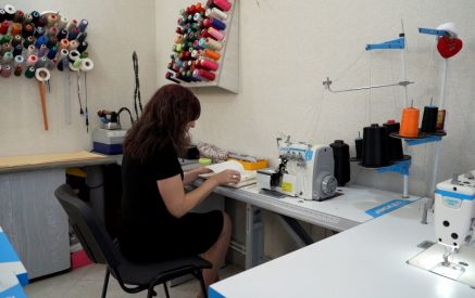 «Հաջողակից՝ սկսնակին». «Իմ քայլը» բարեգործական հիմնադրամի ծրագրի դրամաշնորհով գյումրեցի դերձակը վերազինել է նորաբաց կարի արհեստանոցը