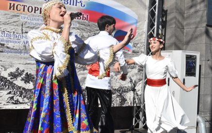 Բացականչում են՝ «Կեցցե Հայաստանի սոցիալիստական հանրապետությունը», այսինքն՝ Բոլշևիկյան Ռուսաստանի կողմից Թուրքիայի հետ Հայաստանը կիսելուց հետո առաջացած կազմավորումը. Սուրեն Սահակյան
