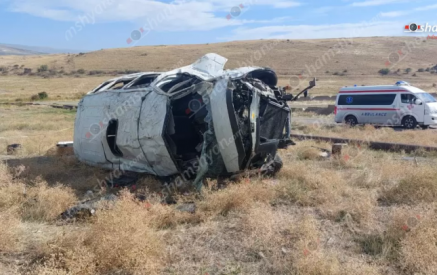 Իջևան-Երևան երթուղու միկրոավտոբուսը մի քանի պտույտ շրջվելով՝ հայտնվել է դաշտում. կան զոհեր և վիրավորներ. Shamshyan.com