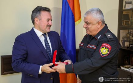 Ոստիկանապետը պարգևատրել է ՀՀ-ում ԱՄՆ դեսպանատան ներկայացուցիչներին
