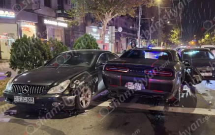 «Քաղաքացուհին վարելու իրավունք չի ունեցել». 4 մեքենաներ բախվել են Մաշտոցի պողոտա-Ամիրյան խաչմերուկում. Shamshyan.com
