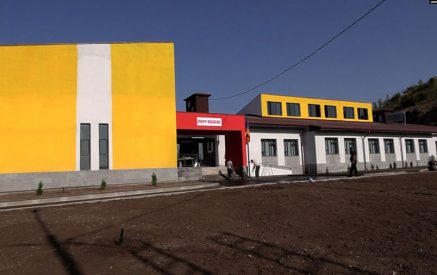 Կիրանցում գիշերվա 11-ին աշակերտները ֆուտբոլ են խաղում դպրոցի տարածքում, որը ադրբեջանցիներից 30 մետր հեռավորության վրա է. դպրոցի տնօրեն