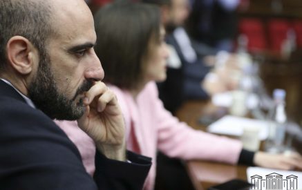 ՔՊ-ական նախկին պատգամավորը լրագրողներին հորդորեց՝ «Այսուհետ կլինի՞ իմ անձնական կյանքի մեջ չխառնվեք»