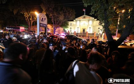 «Եթե կան բռնաճնշումներ, ո՞նց ստացվեց, որ բռնաճնշումների ներքո մարդիկ տարատեսակ պաստառներով նախագահականի դիմաց ակցիա են իրականացնում»․ Հրաչյա Հակոբյան