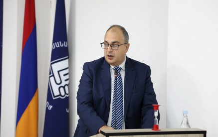 «Որևէ մեկն ասե՞լ է ձեզ, որ կան ճնշումներ պատգամավորների նկատմամբ, կարծես թե՝ ոչ»․ Վլադիմիր Վարդանյանը՝ վարչապետի՝ հրաժարականի դիմում գրելու կամ մանդատ վայր դնելու խնդրանքների մասին