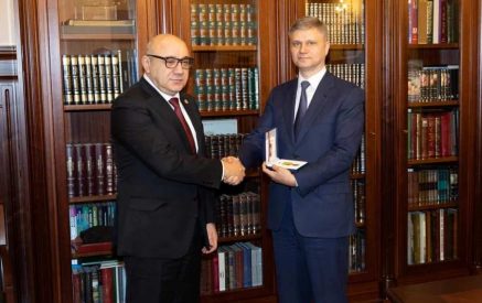 Դեսպան Արսենյանը «Ռուսական երկաթուղիներ»-ի գլխավոր տնօրենին է հանձնել ջրհեղեղի հետևանքների վերացման գործում ավանդի համար Երախտագիտության մեդալը