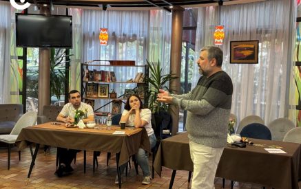 «Ցավոք, արդեն ամենուր է՝ սկսած դպրոցներից։ Շատ բողոքներ եմ լսել, երբ օրինակ, արցախցի երեխաներին նույնիսկ պատժում են Արցախի բարբառով խոսելու համար»․ Կարեն Վրթանեսյան
