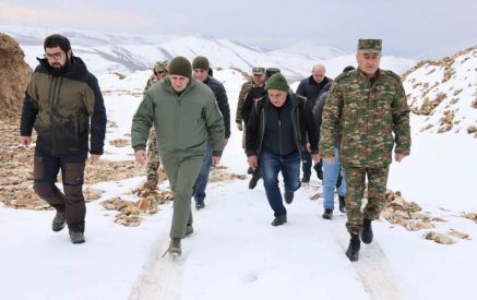 Սուրեն Պապիկյանն այցելել է սահմանագոտի, ծանոթացել է առաջնագծում ընթացող աշխատանքներին
