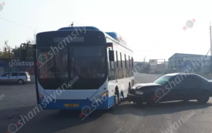 Նորագավիթում բախվել են թիվ 51 երթուղու ավտոբուսը, «Mercedes»-ն ու «Volkswagen»-ը. Shamshyan.com