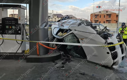 Կասկադյորական ավտովթար Երևանում․ «BMW»-ն  բախվել է հեղուկ գազի գովազդային վահանակին, ապա լիցքավորման սարքին և կողաշրջվել․ shamshyan.com