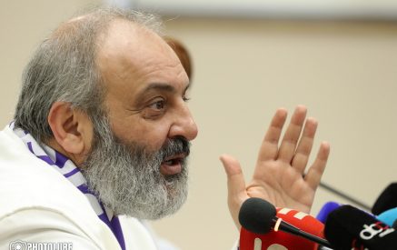 Ժամանակին ԱԺ նախագահի մայրն էր հայհոյում ու թքում, այսօր՝ Երեւանի քաղաքապետի հայրը. Բագրատ Սրբազան
