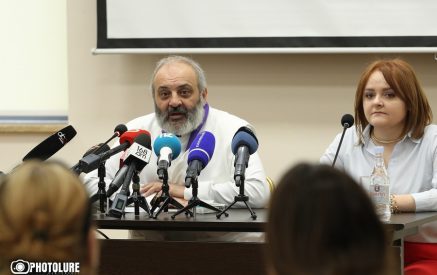 Խորենացու գրքով ման գալը, անհասկանալի «շորթերն» ու «ռիլզերը» կորոնավիրուսի թեստի սպասումները թատրոն են. Սրբազանը՝ Փաշինյանի ընտանիքի սոցցանցային ակտիվության մասին