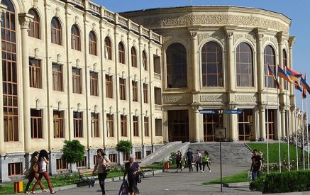 Սարիկ Մինասյանի՝ Գյումրու քաղաքապետարան ոտք դնելուն պես, երկու պաշտոնյաներ հեռանում են