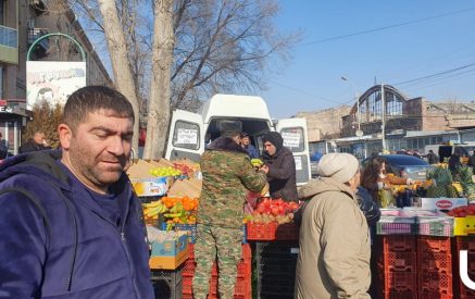 «Ապառիկ մրգեր՝ 0 %-ով» հայտարարությամբ՝ գյումրեցի երիտասարդը շուկայում անապահով մարդկանց մրգեր է նվիրում