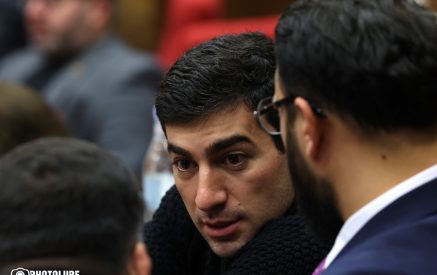 «Ալեն Սիմոնյանի ճղճիմ խոսույթին միանո՞ւմ եք, թե՞ պատրաստ եք այստեղ ներողություն խնդրել ձեր թիմակցի ասածի համար»․ Լեւոն Քոչարյանը՝ Նիկոլ Փաշինյանին